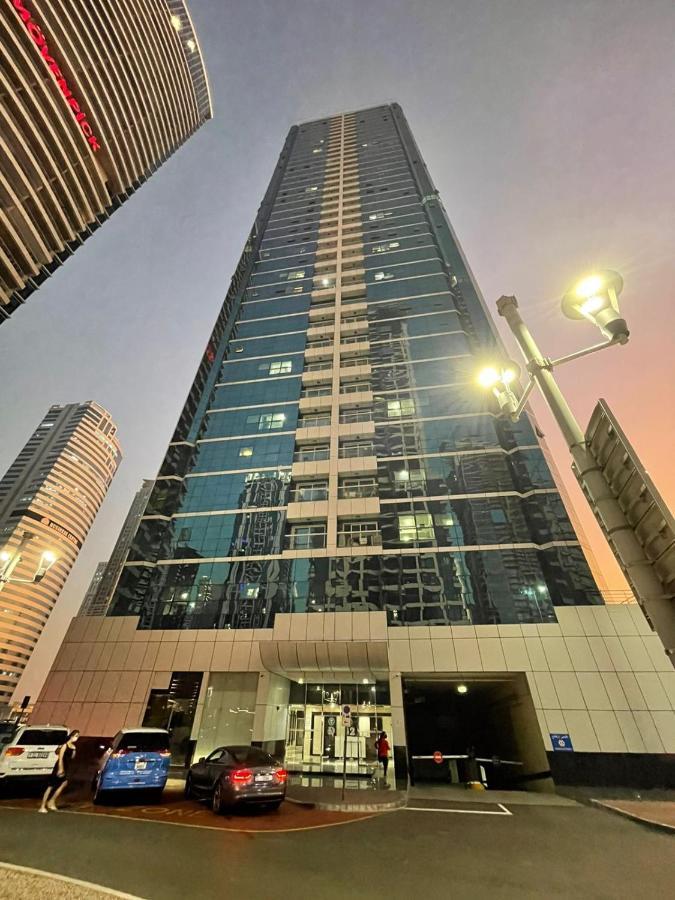 Near MetroCozy & Comfy 1Br Apartment In Jlt Dubai Exterior photo