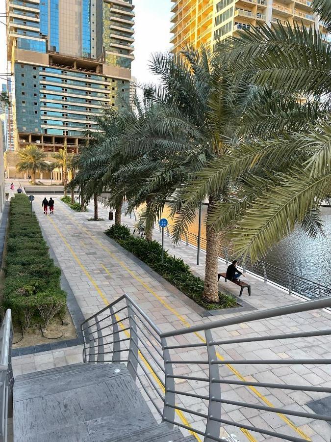 Near MetroCozy & Comfy 1Br Apartment In Jlt Dubai Exterior photo